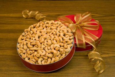 32oz Giant Whole Cashews Gift Tin (Unsalted)