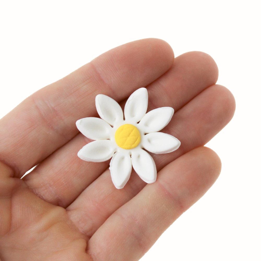 18 Count Edible Daisy Cake Decorations, Small Edible Flowers, White & Yellow Sugar Flowers, Daisy Cupcake Toppers for Cakes & Cupcakes, Edible Cake Decorations, Global Sugar Art (1 Inch)