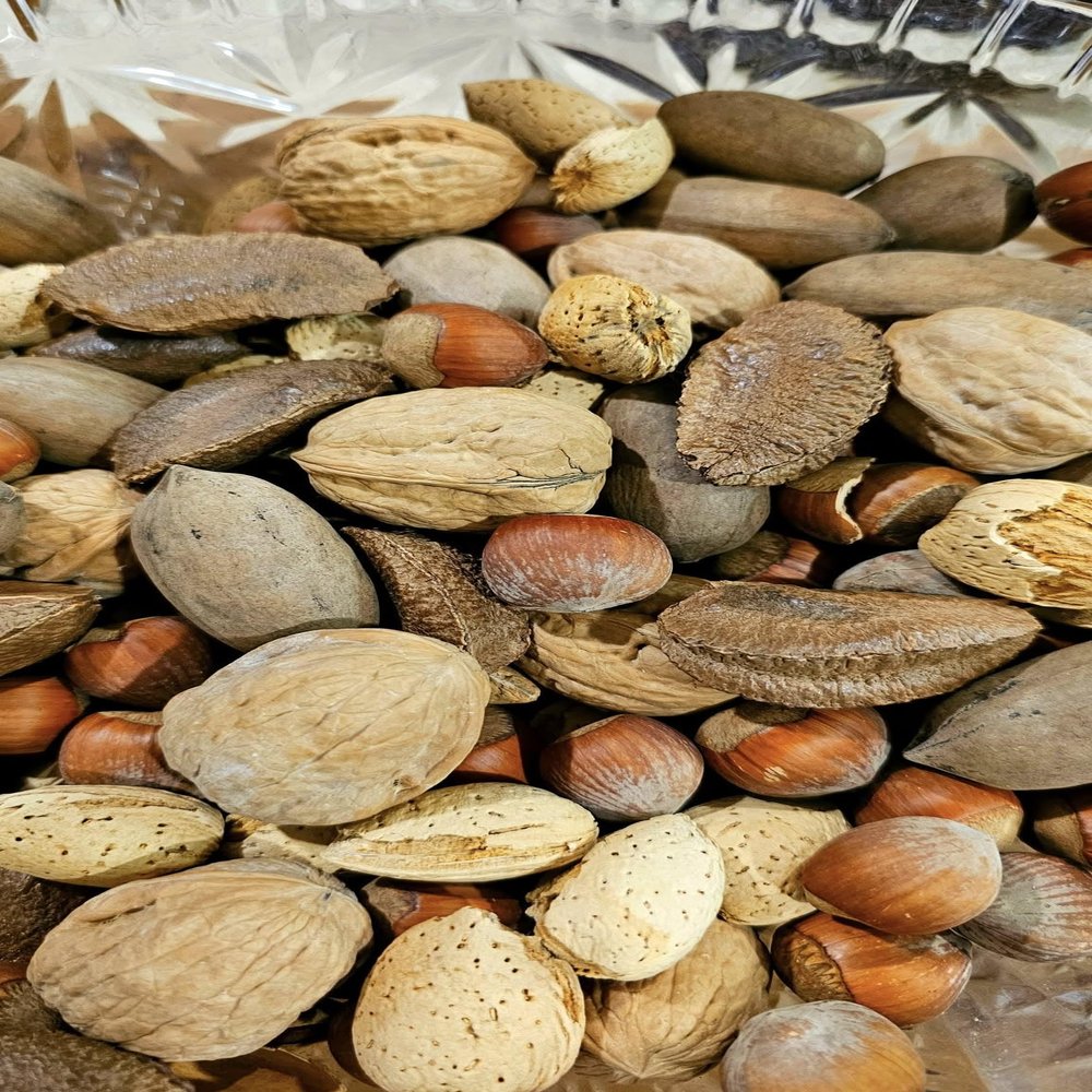 California Fresh Raw In-shell Whole Mixed Nuts (1)