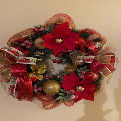 22" Red/Gold Wreath with Red/Gold Bows and Bulbs
