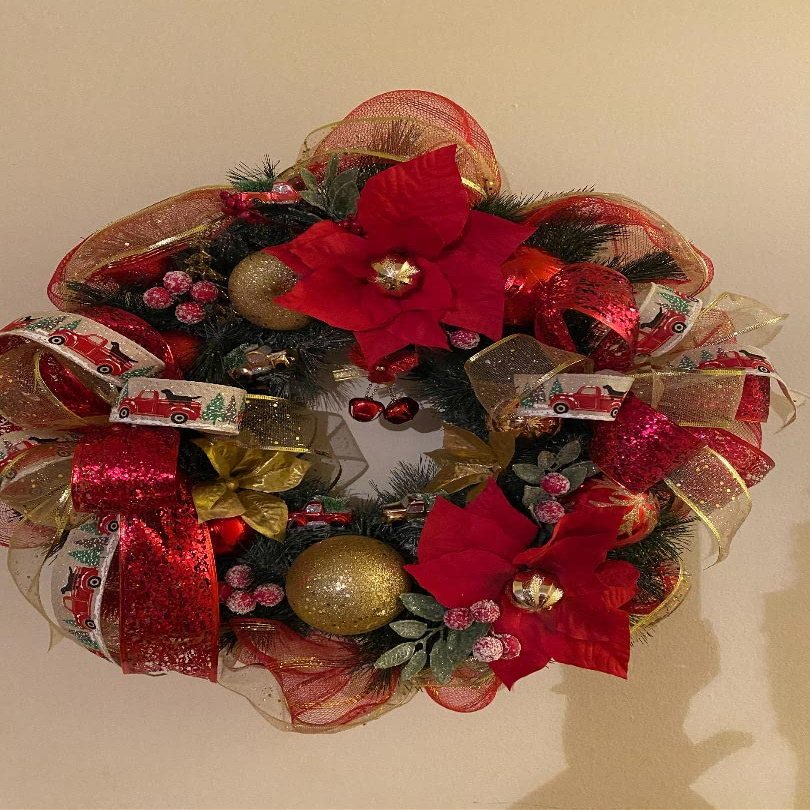 22" Red/Gold Wreath with Red/Gold Bows and Bulbs