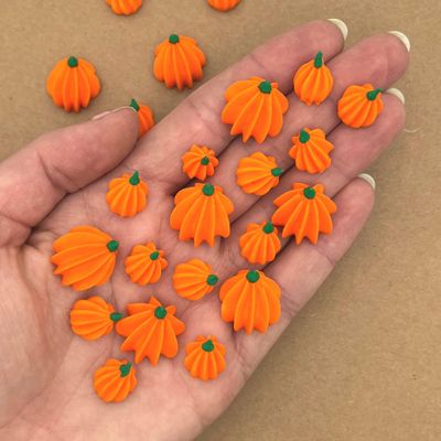 18 Icing Pumpkins by Simply Sucr | Royal Icing Pumpkin Decorations | Fall & Halloween Cupcake Toppers | Edible Autumn & Thanksgiving Decorations (18 Pumpkins)