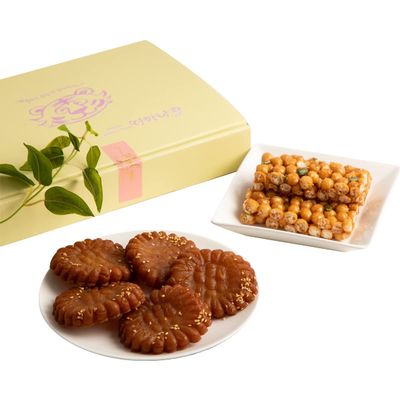 [TTEOKANAJU] Yakgwa N Oranda Gift Set, Korean Traditional Dessert, Korean Traditional Homemade Cookie, Chewy Snacks (10 Yakgwa + 4 Oranda Set, Yellow Box), 1.0 Count