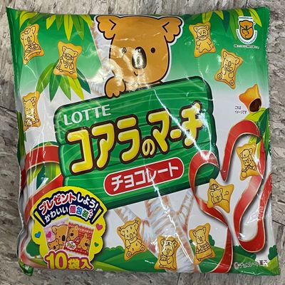 Lotte Koala No March Family Pack (4.23oz). These delicious and adorable cookies are crunchy on the outside and filled with chocolate flavor filling. (TCS-14 R-3) - Pack of 6