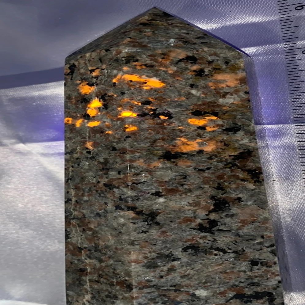 Yooperlite Tower medium - UV Reactive