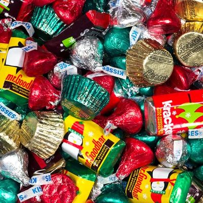 5 lb Bulk Christmas Candy Holiday Chocolate Mix for Party Favors & Goodie Bags (approximately 300 pcs)