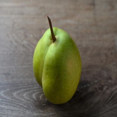 Fresh delicious Bartlett Pears by RawJoy Farms, 1 Pound