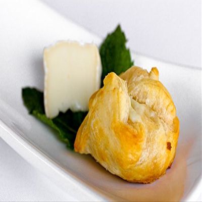 Order Bulk Brie En Croute for Event - Gourmet Frozen Vegetarian Appetizers (Set of 8 Trays) 400 Pieces Creamy Brie Cheese Bites Wrapped in Flaky Puff Pastry, Ready to Bake