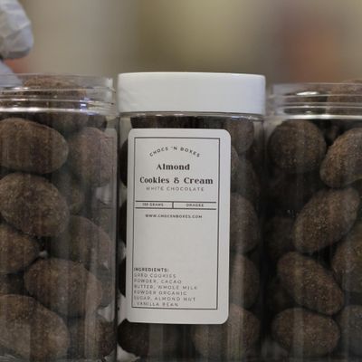 Almond Cookies & Cream White Chocolate Dragees