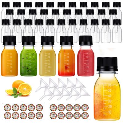 100 Pcs 2 oz Plastic Juice Shot Bottles with Caps, Clear Ginger Shots Bottles with Lids, Mini Jar for Liquids with Scale and Labels Portable Mini Containers for Ginger Juice Milk (Black Caps, 2OZ)
