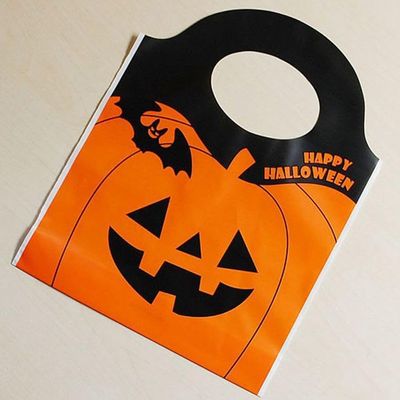 100Pcs Halloween Goodie Bag,Halloween Pumpkin Face Plastic Shopping Bags, Trick or Treat Candy Bags with Handle for Snacks Party Favors, Treats Party Supplies