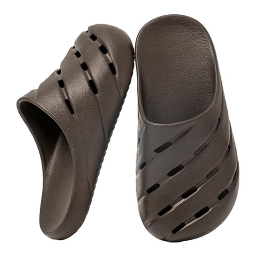 GHAKKE 2025 Trendy Closed Toe Slippers for Women Men Quick Drying Shower Shoes Lightweight Non-Slip Beach Sandals Soft Comfort Indoor Outdoor Summer Slippers(Dark Brown,9.5/10)