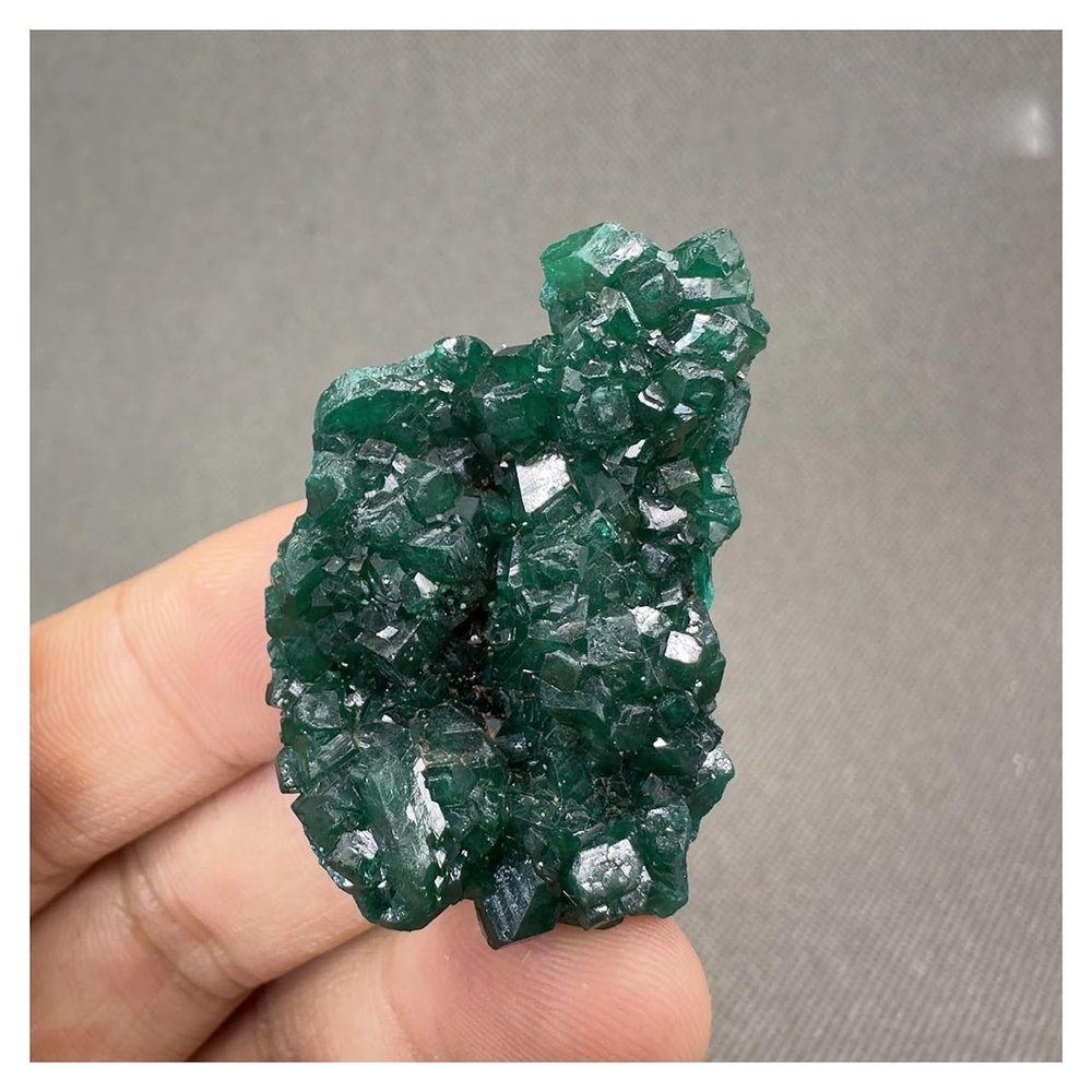 Crystal Stone Natural Green Dioptase Mineral Specimen Quartz Crystals Crystal Stone Holder Necklace(17g 25 * 11 * 40mm)