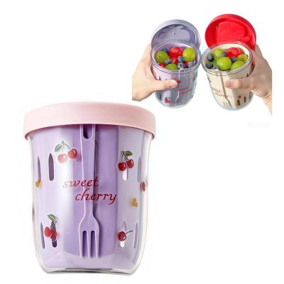 Portable Salad Fruit Cup with Fork, 600 Ml Leakproof To-go Breakfast Yogurt Cup, Double-layer Strainer Design for Work Travel Picnic School, Easy Cleaning (Purple)