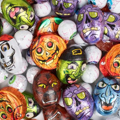 66oz Halloween Candy Tricky Treats Mix Chocolate for Goodie Bag Filler (approximately 246 pieces)