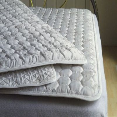 Promagnet Magnetic Therapy Mattress Pad - Cal King 1" Thick Standard (Powerful Ceramic Magnets Mfg. Br Core Gauss Rating is 3,550-3,950 per Magnet). Made in USA for Over 25 yrs.